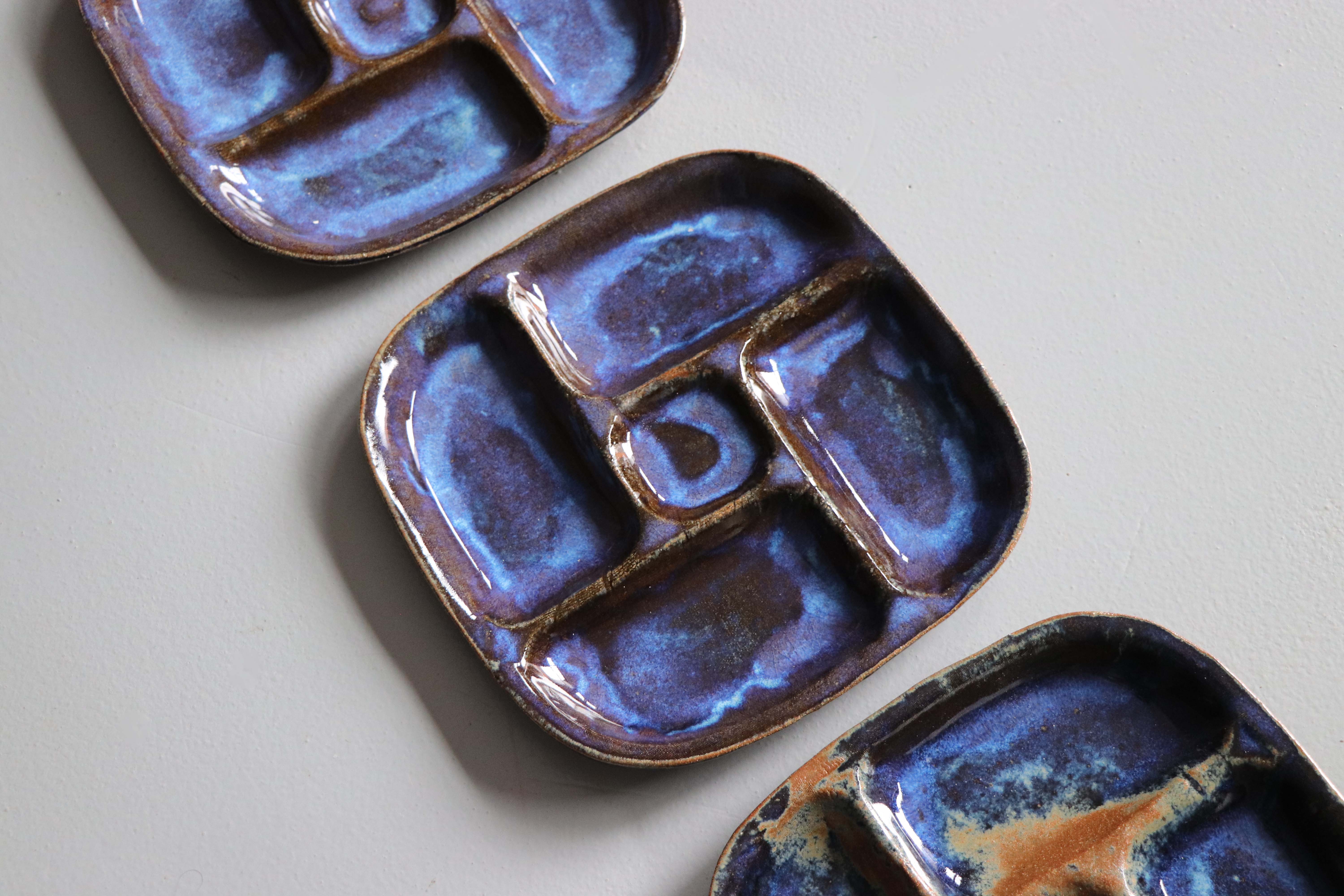 Asymmetric 4-compartment Tray